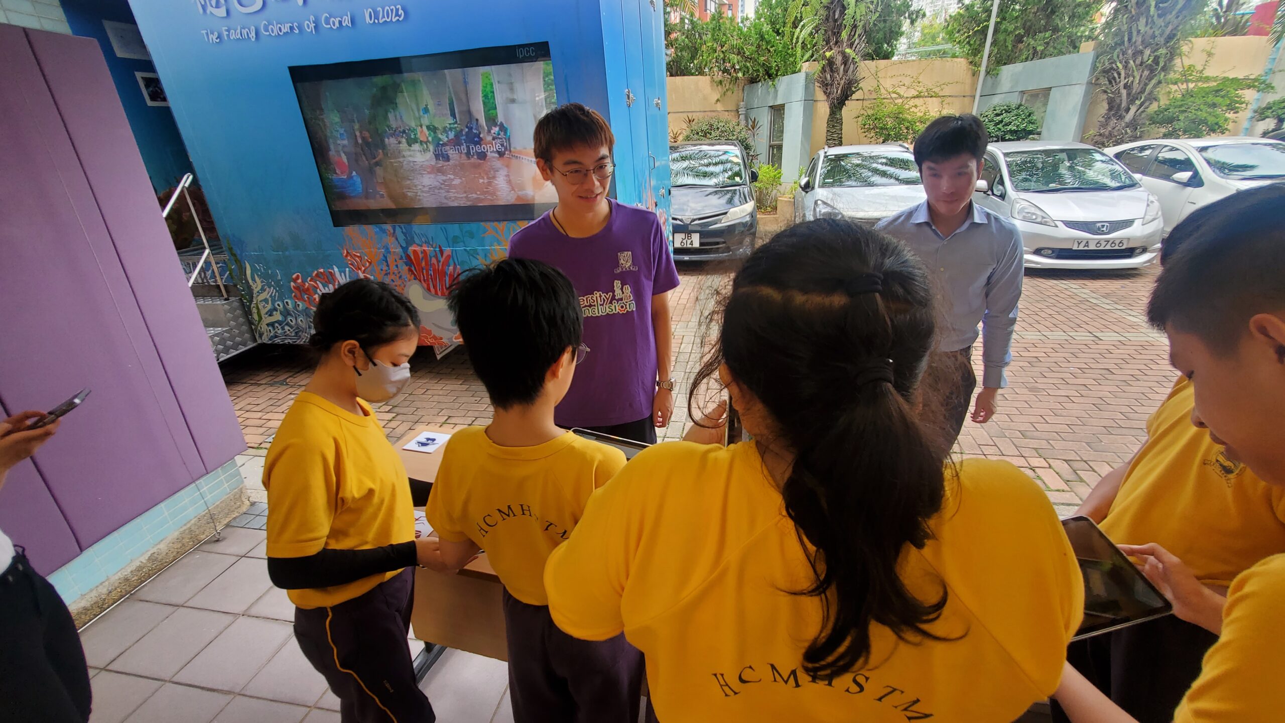 A D&I Ambassador is introducing students from Hong Chi Morninghope School to the knowledge of climate change at the Museum of Climate Change.