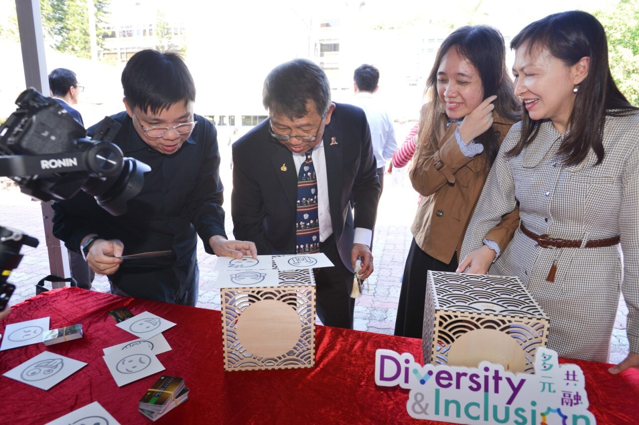 Prof. Rocky Tuan writes fai chun at the Mainland Undergraduate Association booth during D&I Carnival 2024.