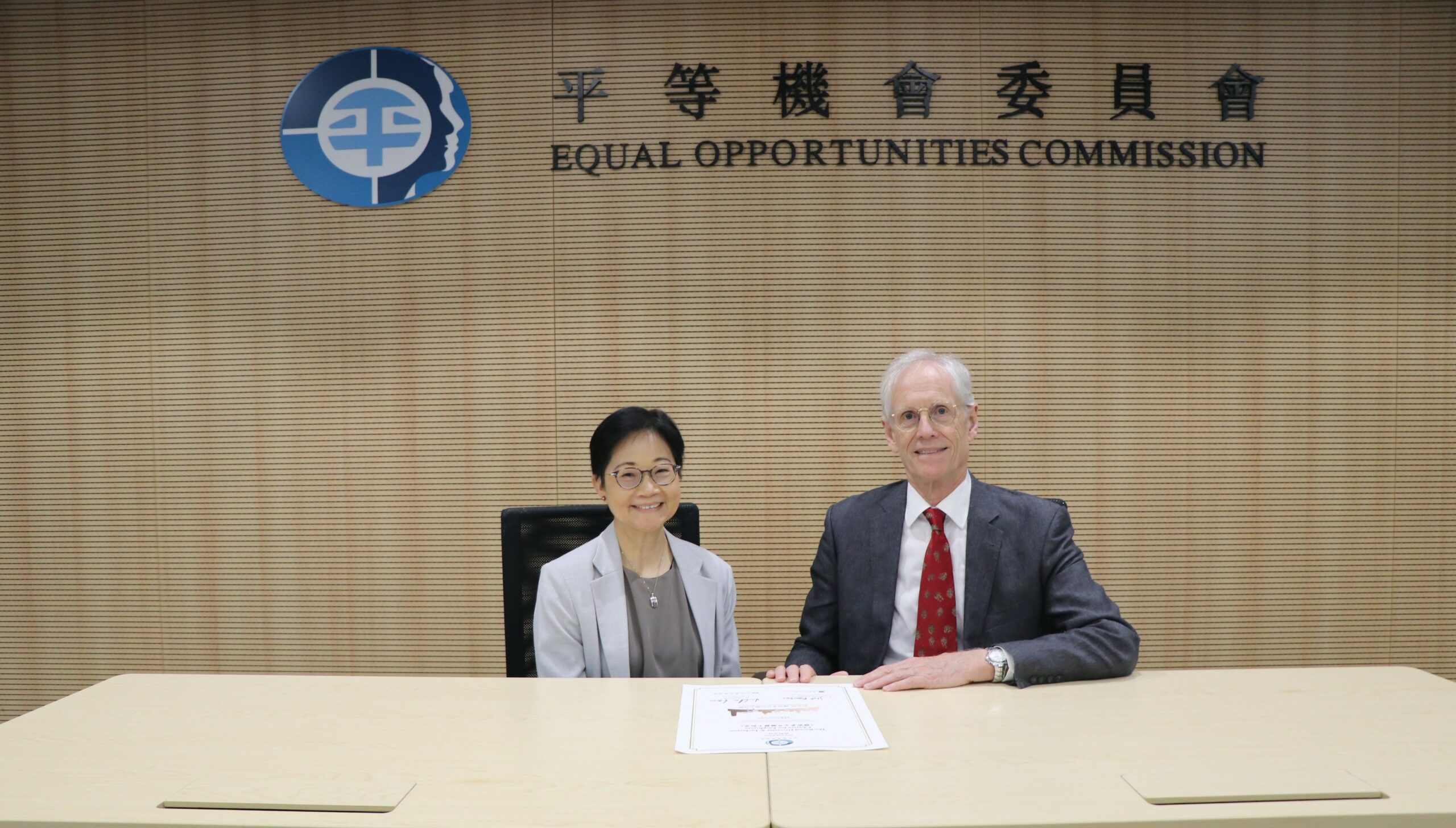 Ms. Linda Lam (left), Chairperson of the EOC, and Prof. Nick Rawlins (right), Pro-Vice Chancellor and Vice-President (Student Experience) of CUHK, at the signing ceremony for the Racial Diversity & Inclusion Charter for Employers.