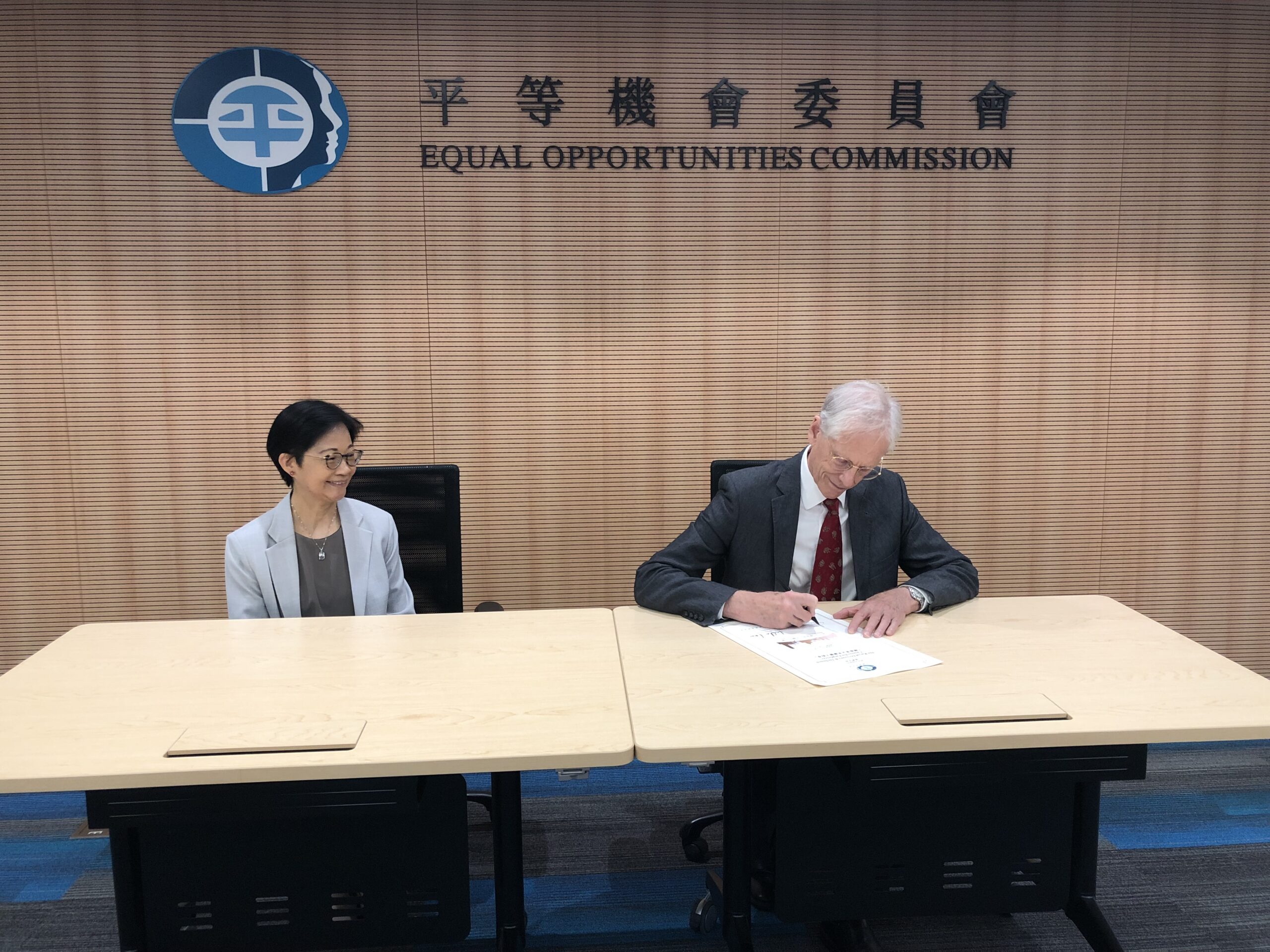 Ms. Linda Lam (left), Chairperson of the EOC, and Prof. Nick Rawlins (right), Pro-Vice Chancellor and Vice-President (Student Experience) of CUHK, at the signing ceremony for the Racial Diversity & Inclusion Charter for Employers.